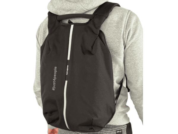 Rucksack mit #just4peopel Gravur getragen auf Rücken
